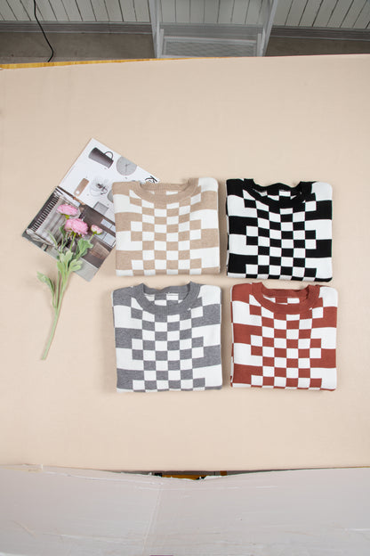 Schwarzer Pullover mit Karomuster und überschnittener Schulterpartie und Rundhalsausschnitt