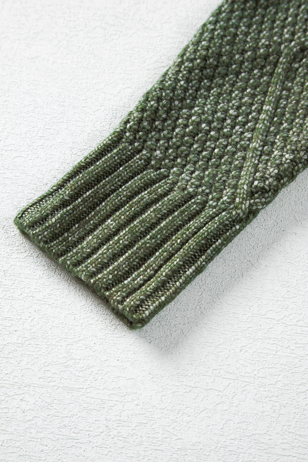 Locker sitzendes Pulloverkleid mit Zopfmuster und überschnittener Schulter in Nebelgrün