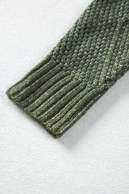 Locker sitzendes Pulloverkleid mit Zopfmuster und überschnittener Schulter in Nebelgrün