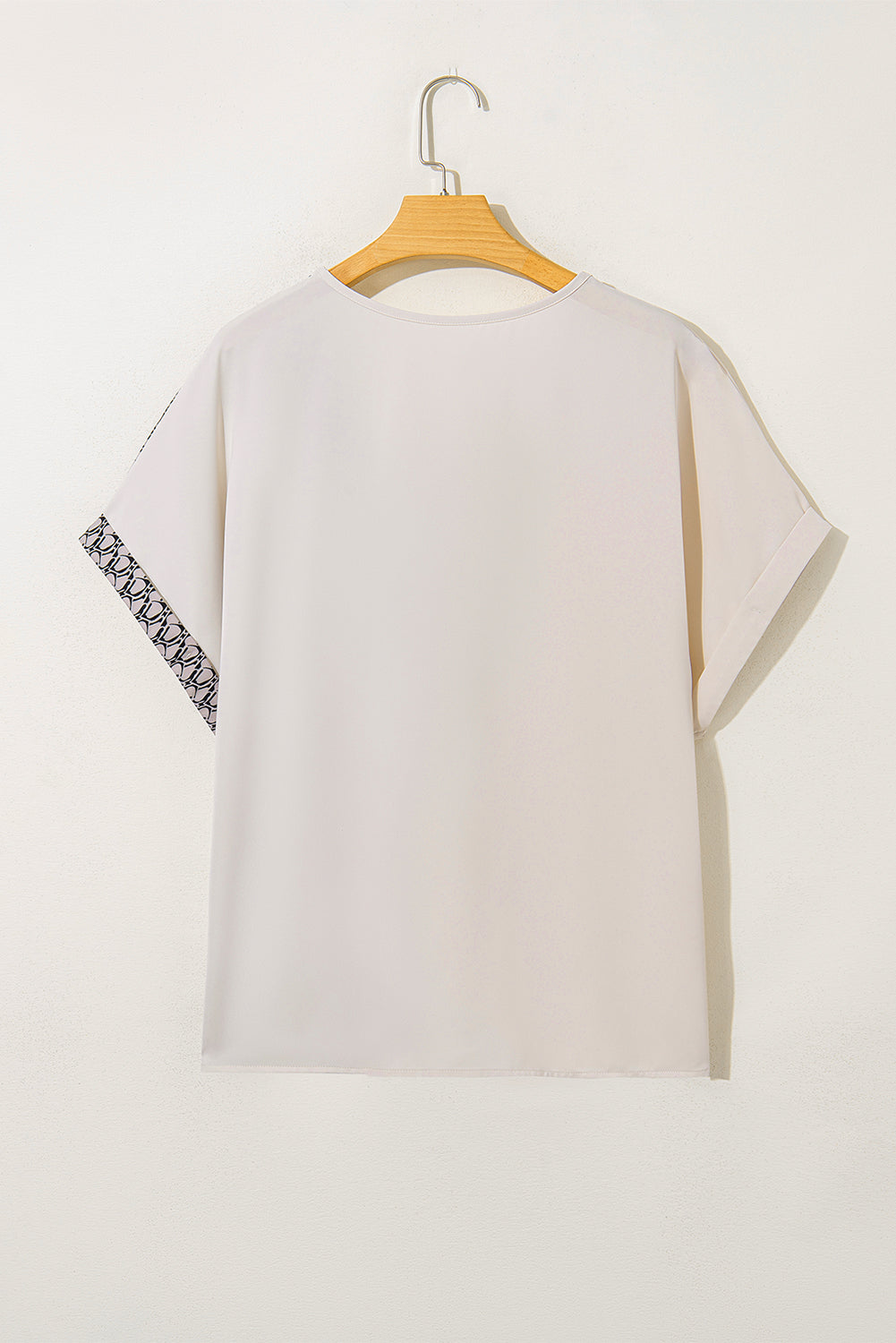 Haferflockenfarbenes Patchwork-Oberteil mit V-Ausschnitt und geometrischem Kontrastdruck in Übergröße