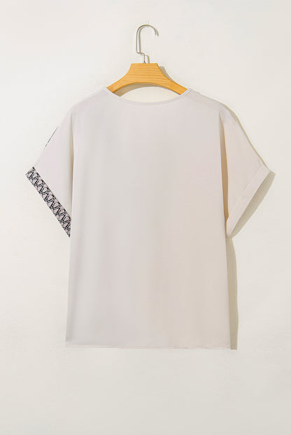 Haferflockenfarbenes Patchwork-Oberteil mit V-Ausschnitt und geometrischem Kontrastdruck in Übergröße