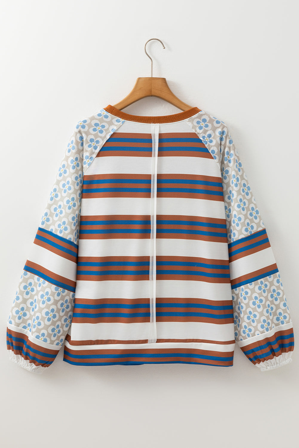 Weiße Bluse mit Streifen und Blumenmuster im Patchwork-Stil und Laternenärmeln
