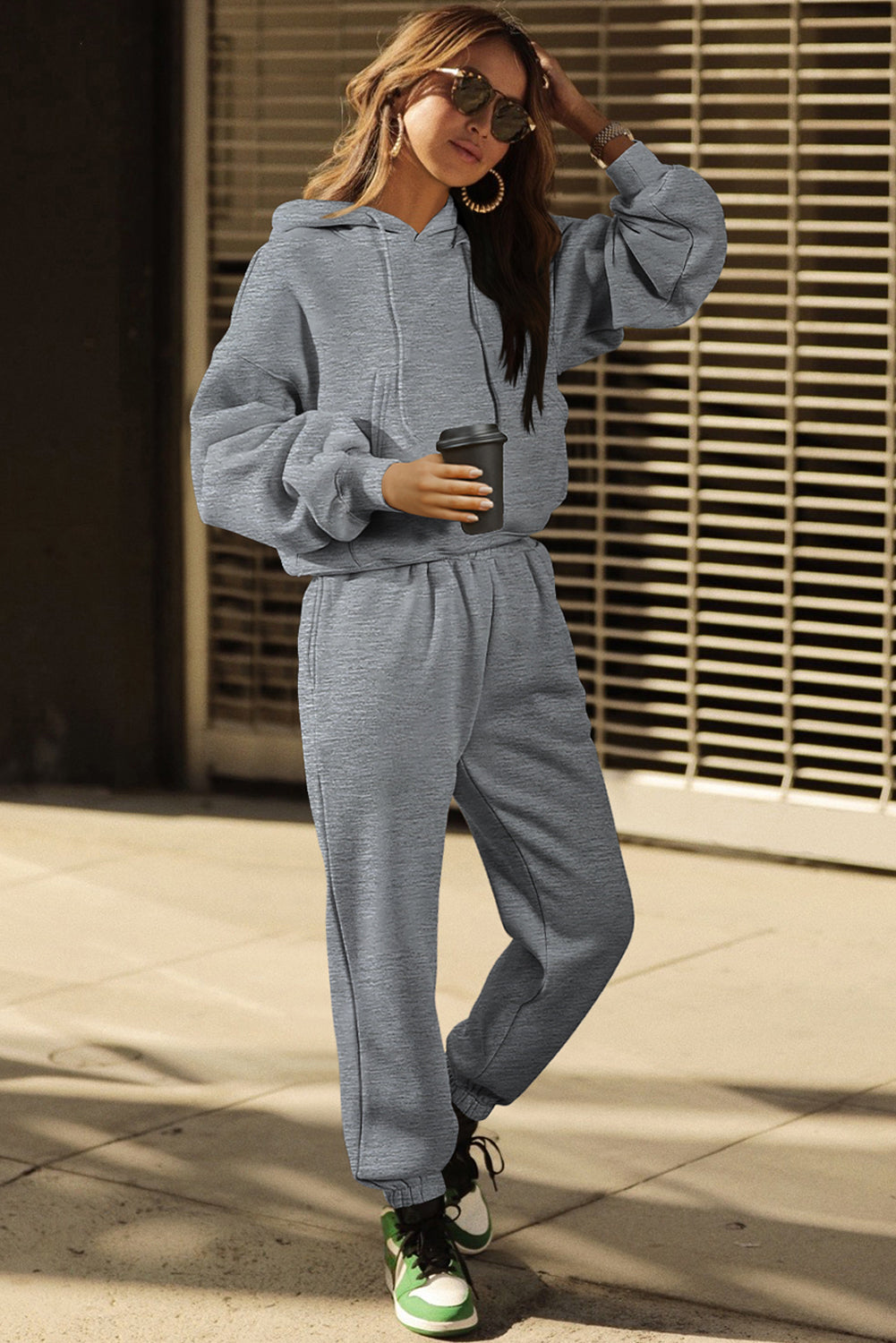 Graues Activewear-Set mit Kapuzenpullover und Jogginghose mit überschnittenen Schultern