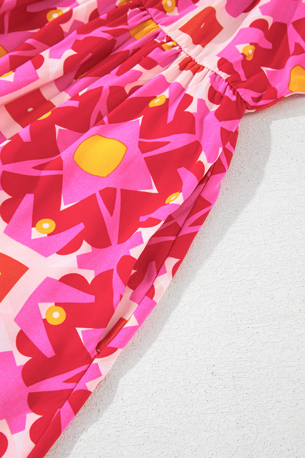 Erdbeerrosa gesmoktes Minikleid mit langen Ärmeln und geometrischem Print