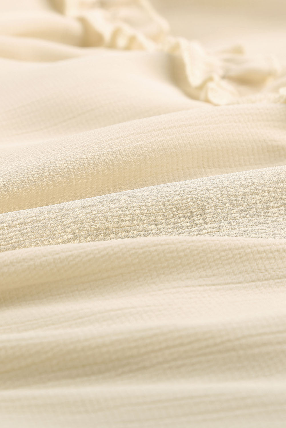 Beiges Kleid mit V-Ausschnitt und Rüschendetail und offenem Rücken