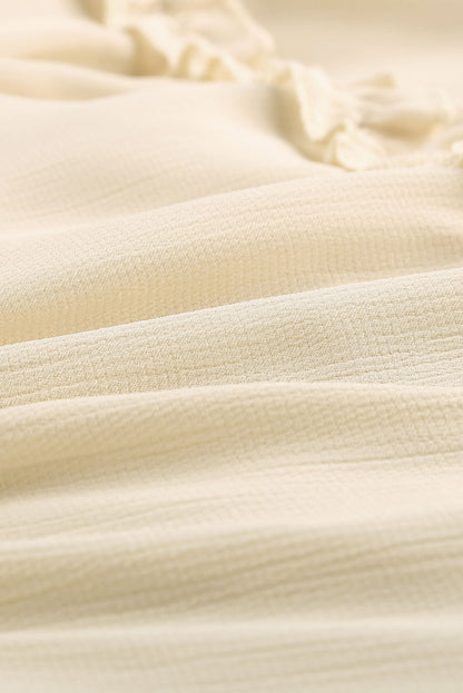 Beiges Kleid mit V-Ausschnitt und Rüschendetail und offenem Rücken