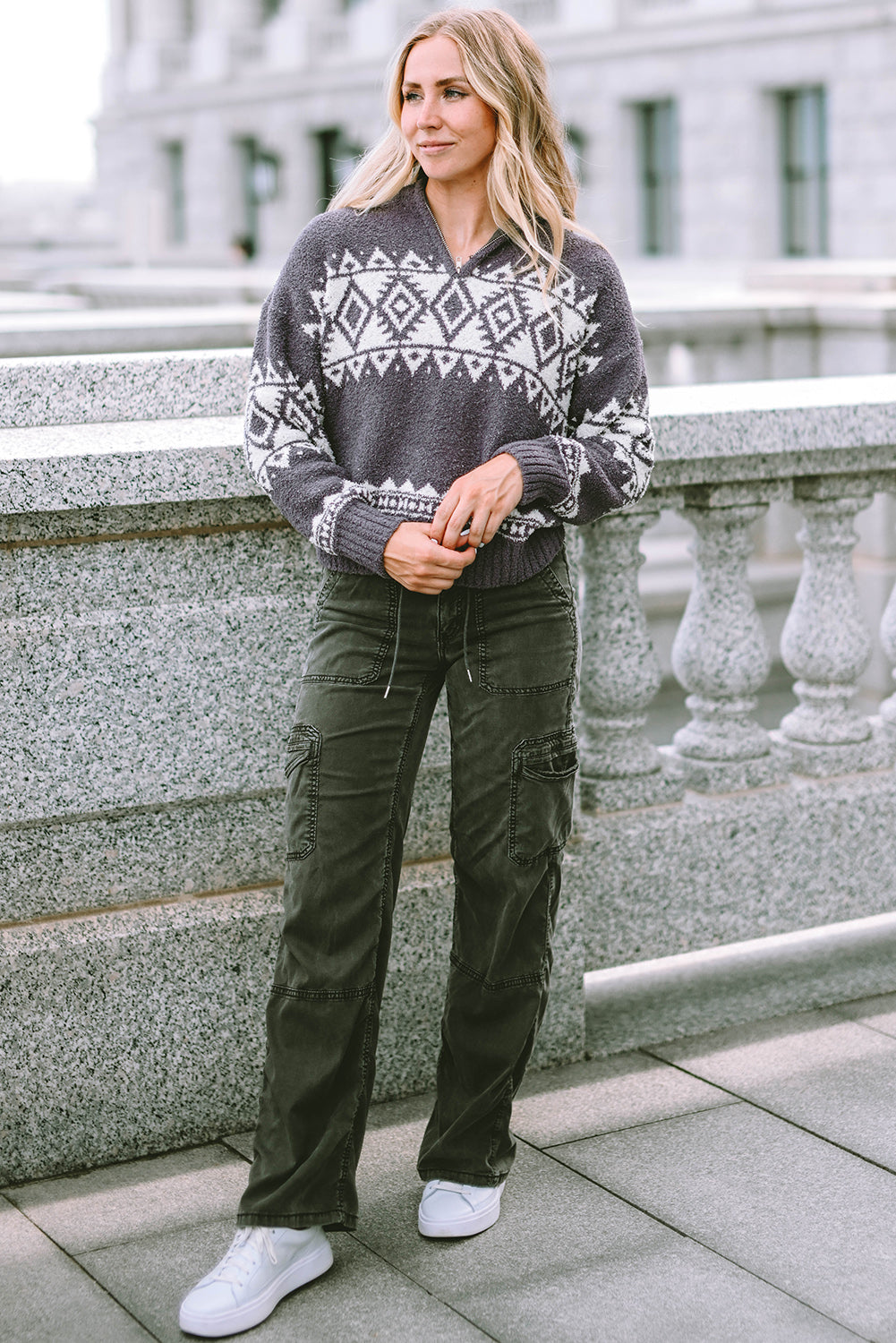 Grauer Pullover mit Viertelreißverschluss und geometrischem Western-Print