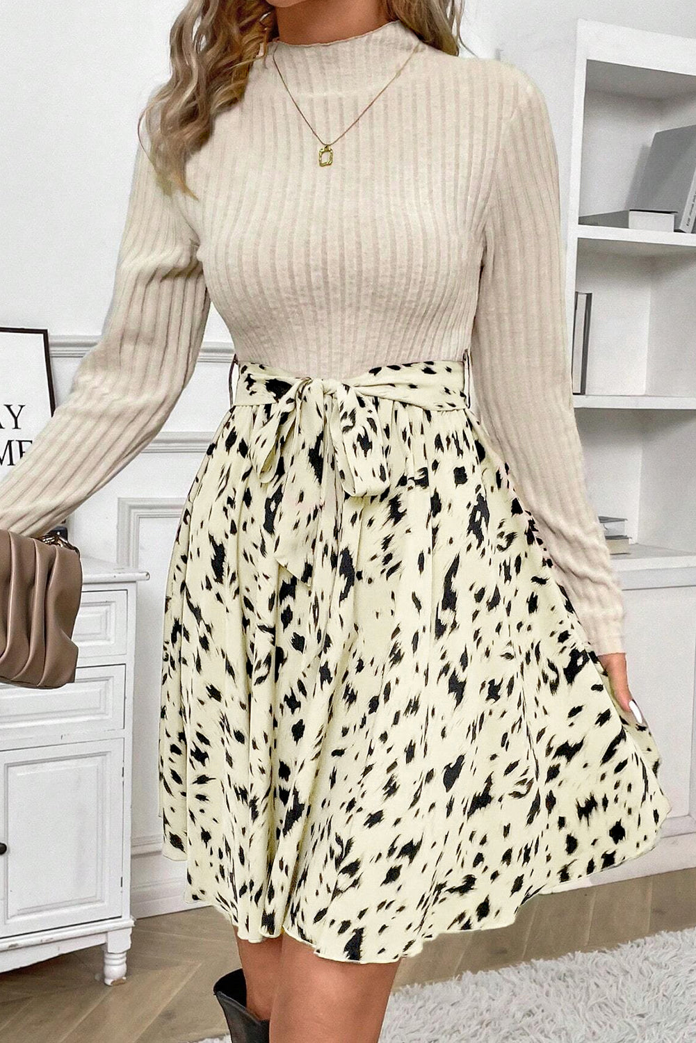 Beiges A-Linien-Kleid mit Patchwork-Print und Gürtel