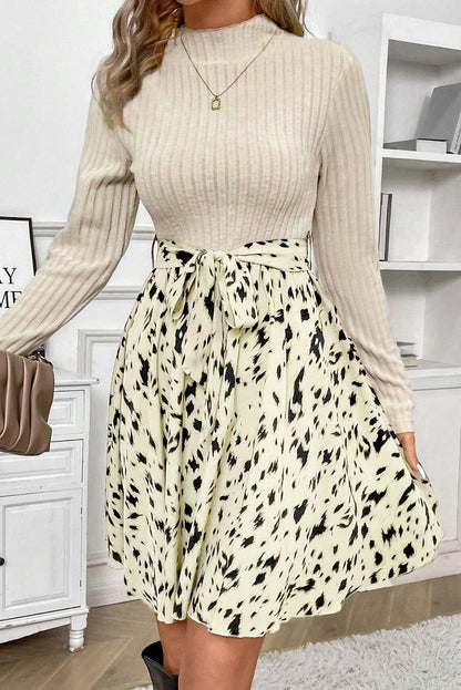 Beiges A-Linien-Kleid mit Patchwork-Print und Gürtel