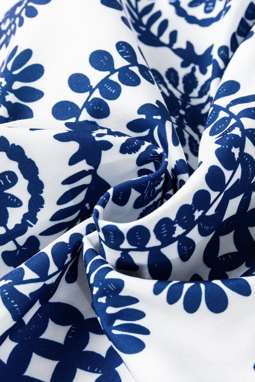 Blaues Kleid mit Blumenmuster, V-Ausschnitt, Wickelknoten und langen Ärmeln