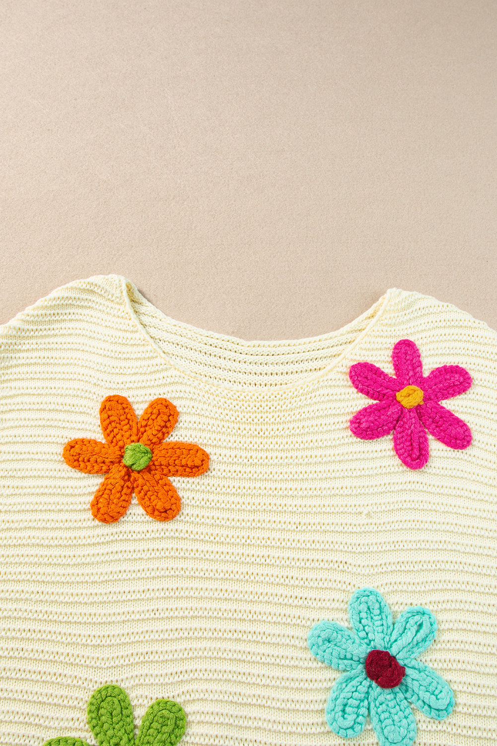 Weißes Stricktop mit Rundhalsausschnitt und Häkelmuster mit Blumenmuster
