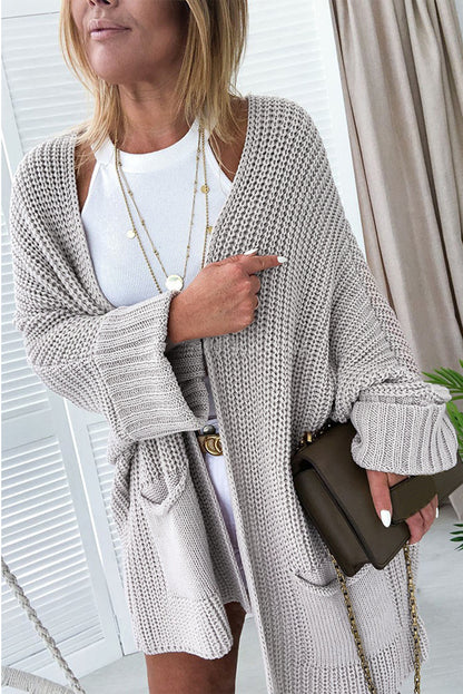 Grauer Oversize-Strickpullover mit umgeschlagenen Ärmeln