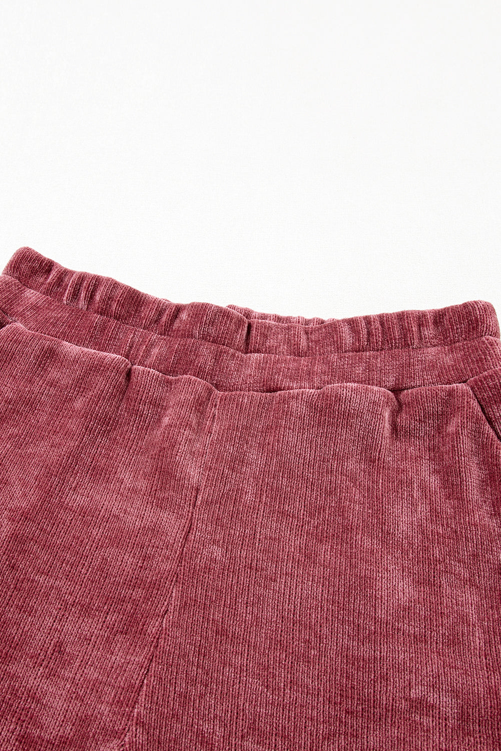 Set aus Cord mit kurzen Ärmeln und Crop-Hose in Mineralwaschung in Rosa