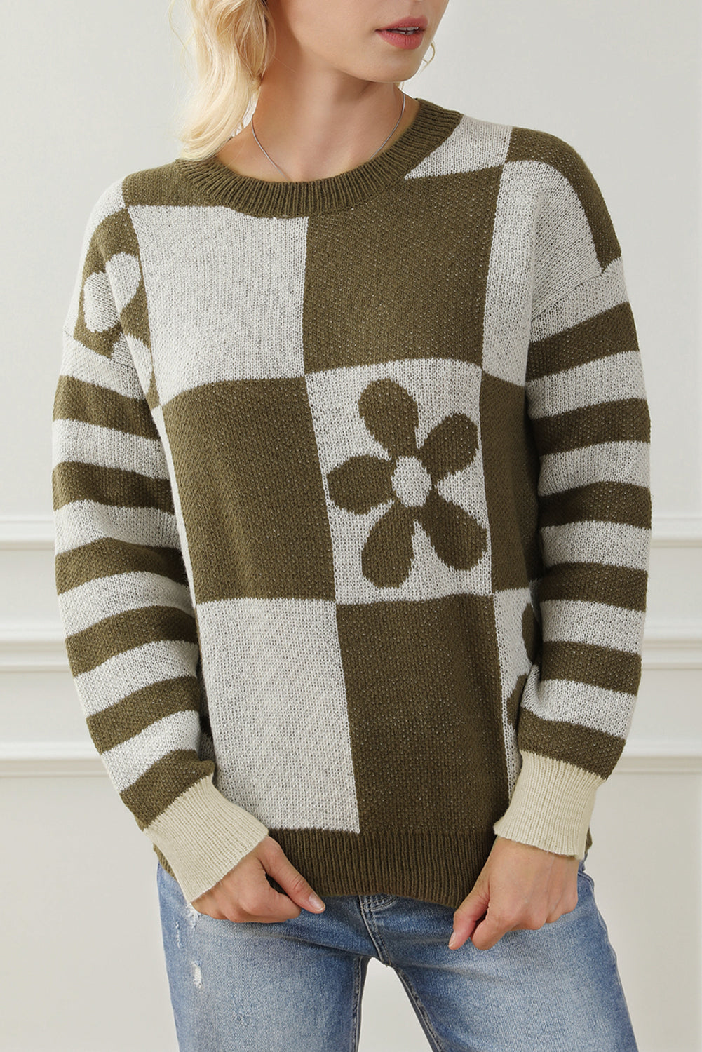 Grün karierter Pullover mit Blumenmuster und gestreiften Ärmeln