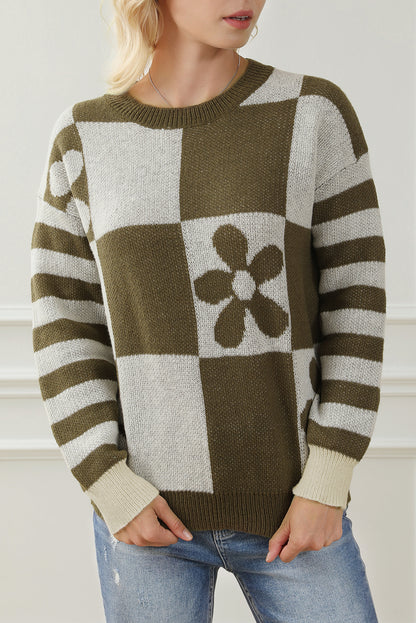Grün karierter Pullover mit Blumenmuster und gestreiften Ärmeln