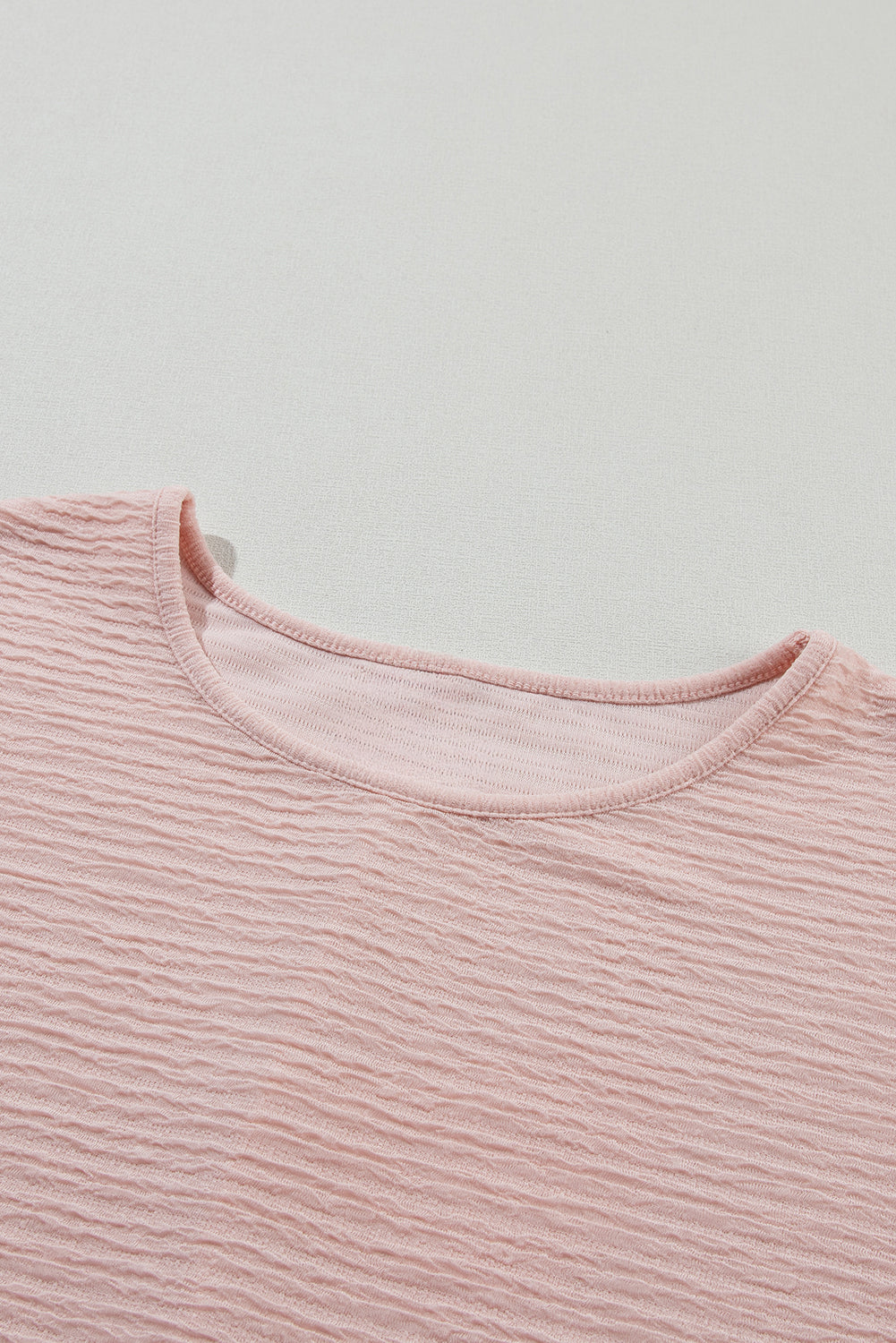 Hellrosa Bluse mit Rüschen und einfarbiger Struktur
