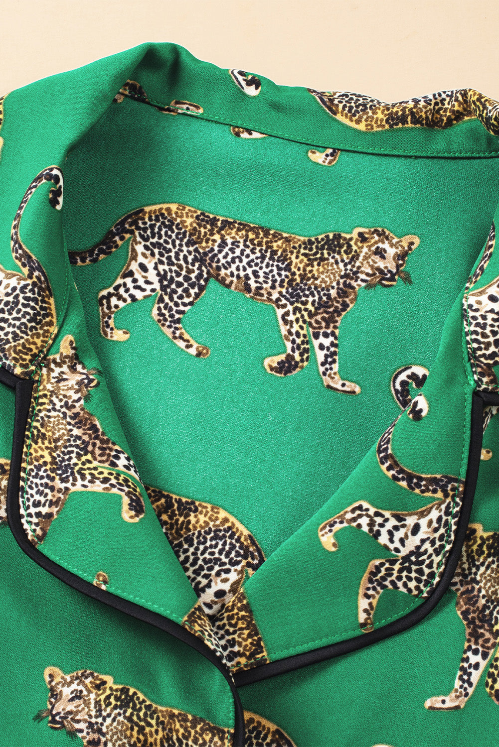 Grünes Pyjama-Set mit kurzärmligem Hemd und Hose im Gepardenmuster