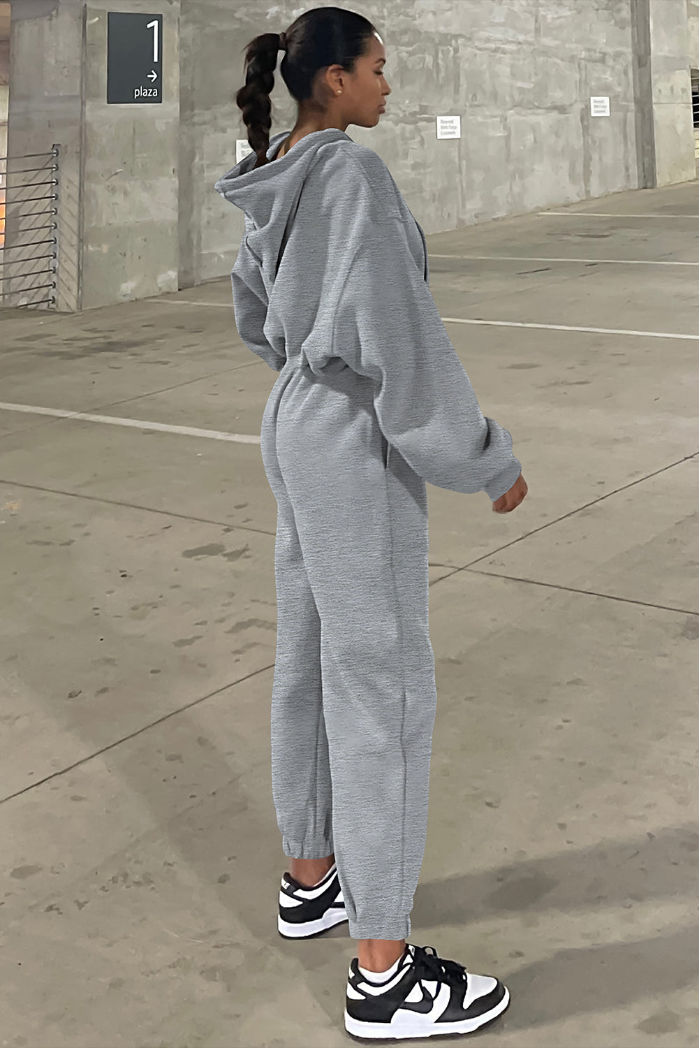 Graues Activewear-Set mit Kapuzenpullover und Jogginghose mit überschnittenen Schultern