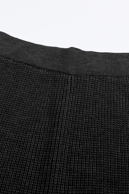 Set aus schwarzem Strickpullover mit V-Ausschnitt und lässiger Hose