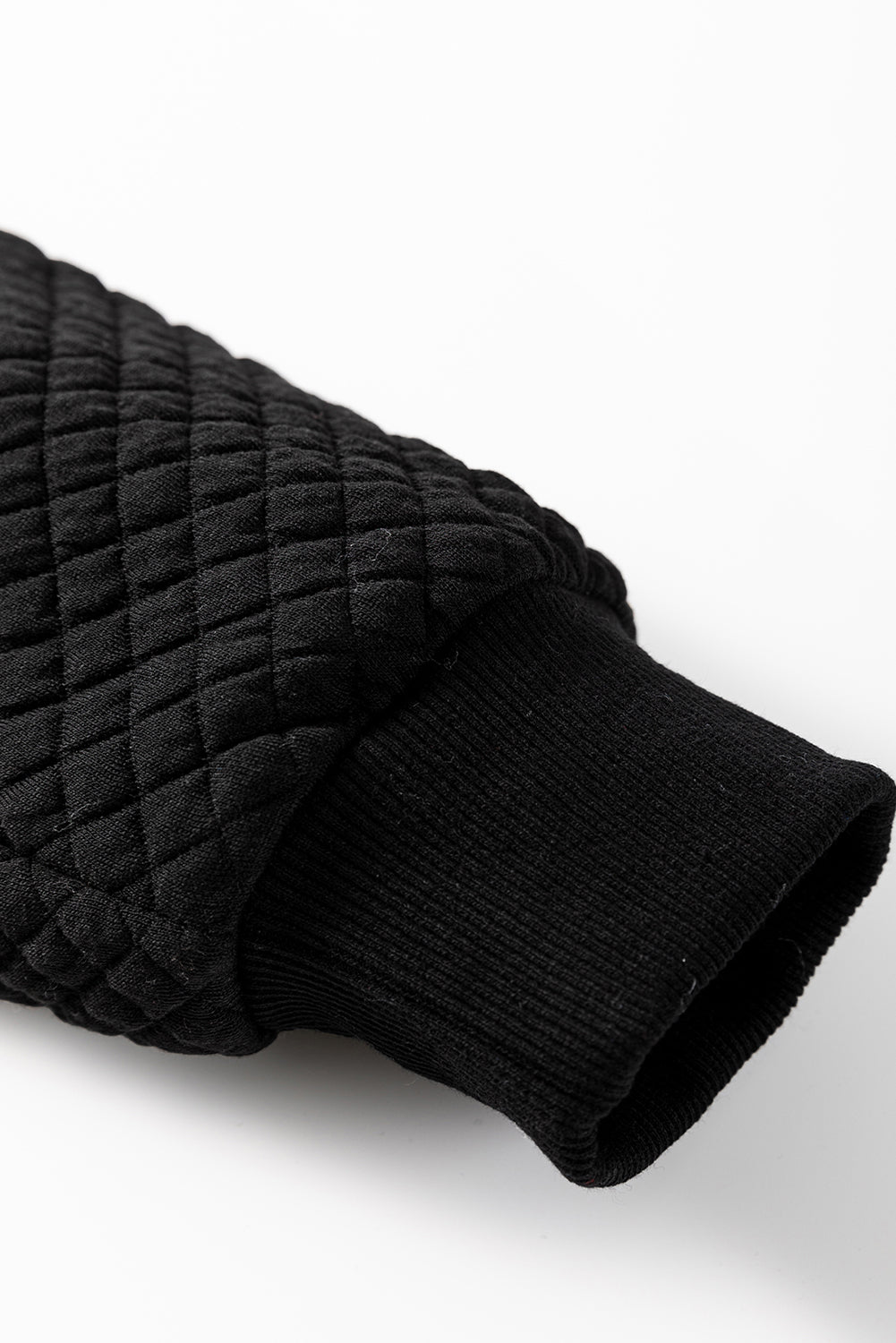 Schwarze gesteppte Kapuzenjacke mit Reißverschluss und Seitentaschen