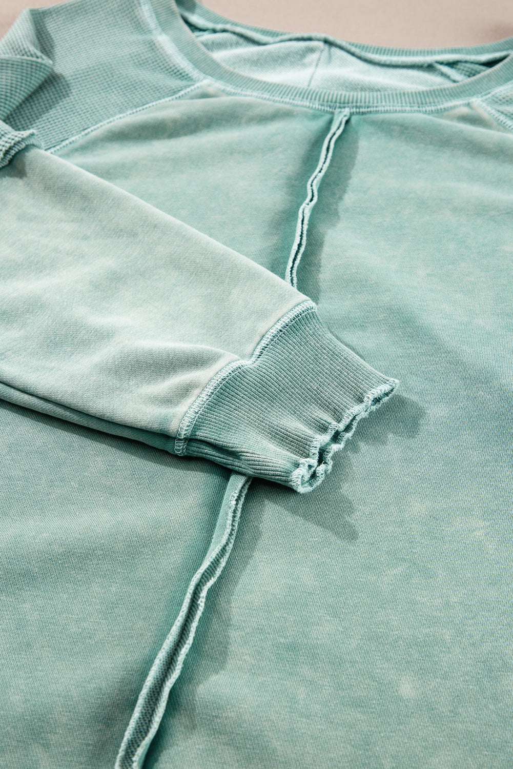 Mineralblaues, einfarbiges Sweatshirt mit Waffelstrick und Patchwork-Raglanärmeln