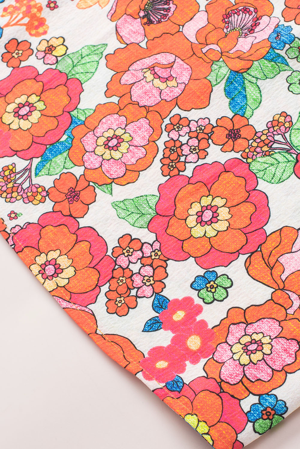 Feurig rotes Top mit Blumenmuster und Schlitz am Ausschnitt