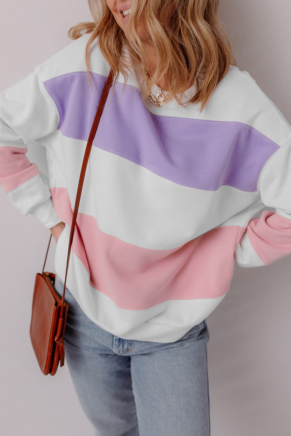 Beiges Sweatshirt mit Rundhalsausschnitt und Patchwork-Farbblockdesign mit überschnittener Schulter