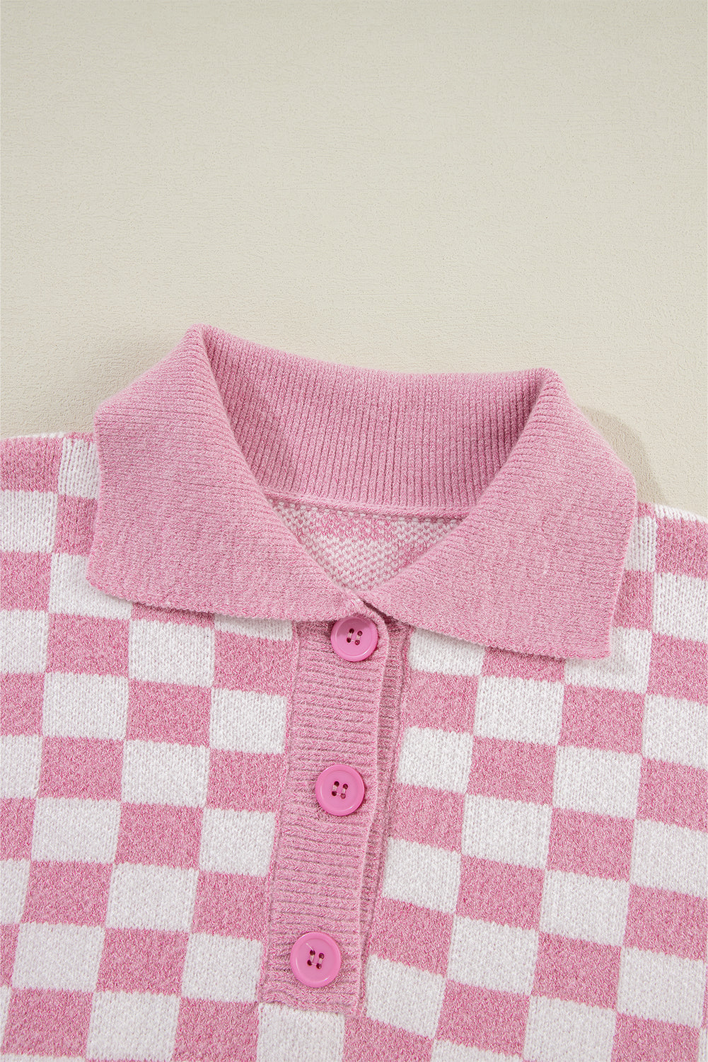 Rosa karierter Pullover mit Knöpfen, Kragen, V-Ausschnitt und überschnittenen Schultern
