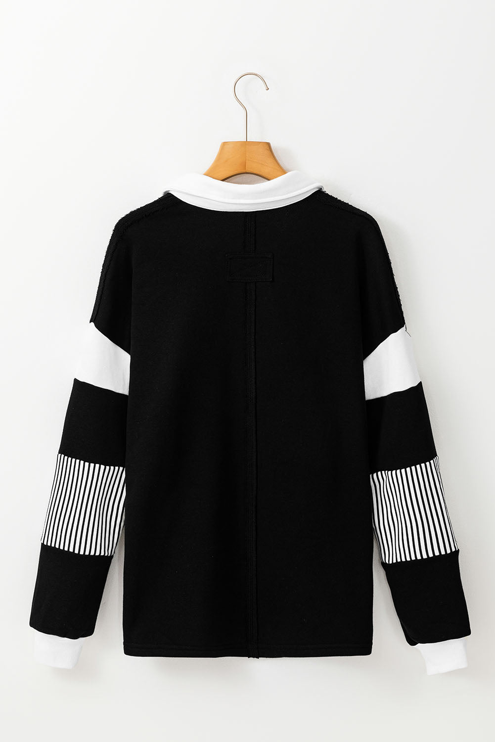 Schwarzes Sweatshirt mit gestreiftem Colorblock-Patchwork-Kragen