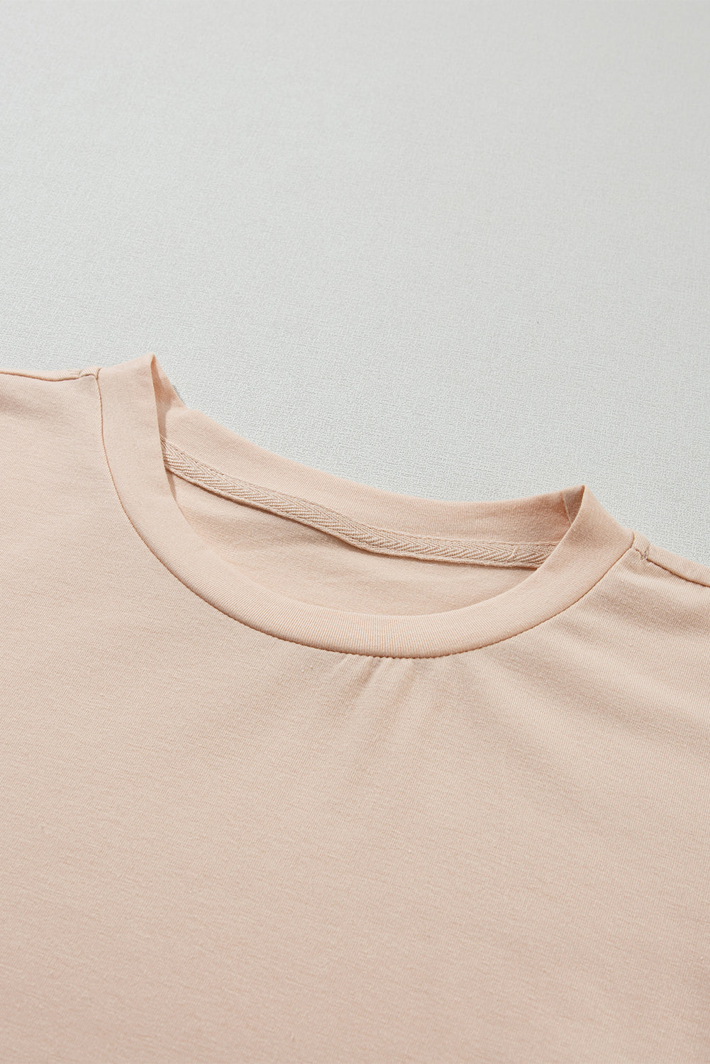 Khakifarbenes, lässiges T-Shirt mit Rundhalsausschnitt