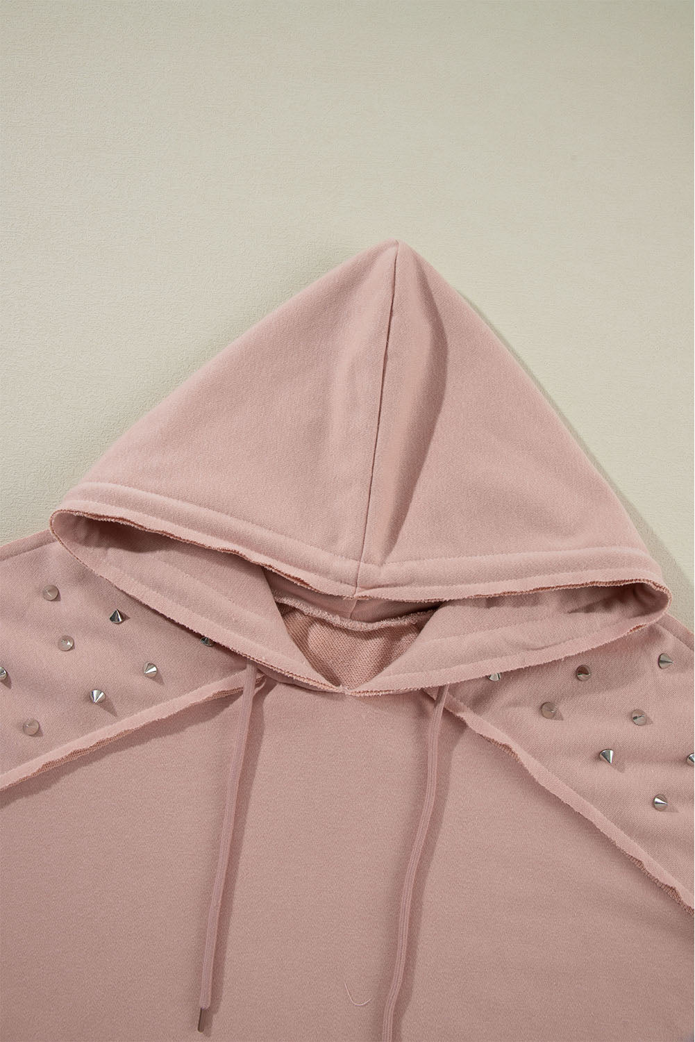 Fuchsiafarbener Kapuzenpullover mit Raglanärmeln und Nieten und Tasche