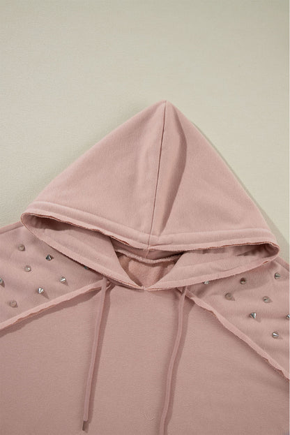 Fuchsiafarbener Kapuzenpullover mit Raglanärmeln und Nieten und Tasche