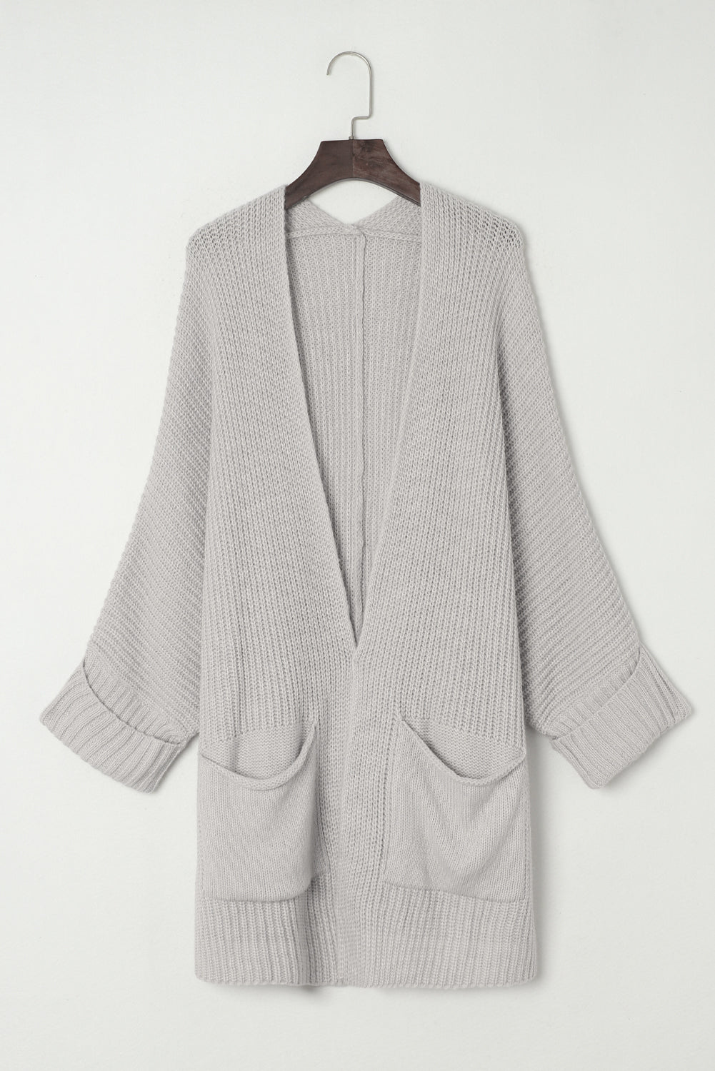 Grauer Oversize-Strickpullover mit umgeschlagenen Ärmeln