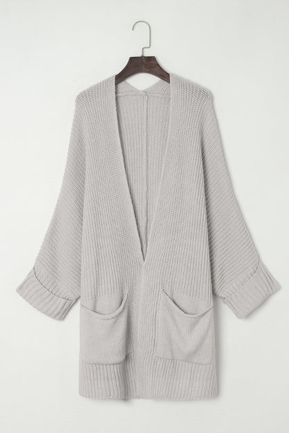 Grauer Oversize-Strickpullover mit umgeschlagenen Ärmeln