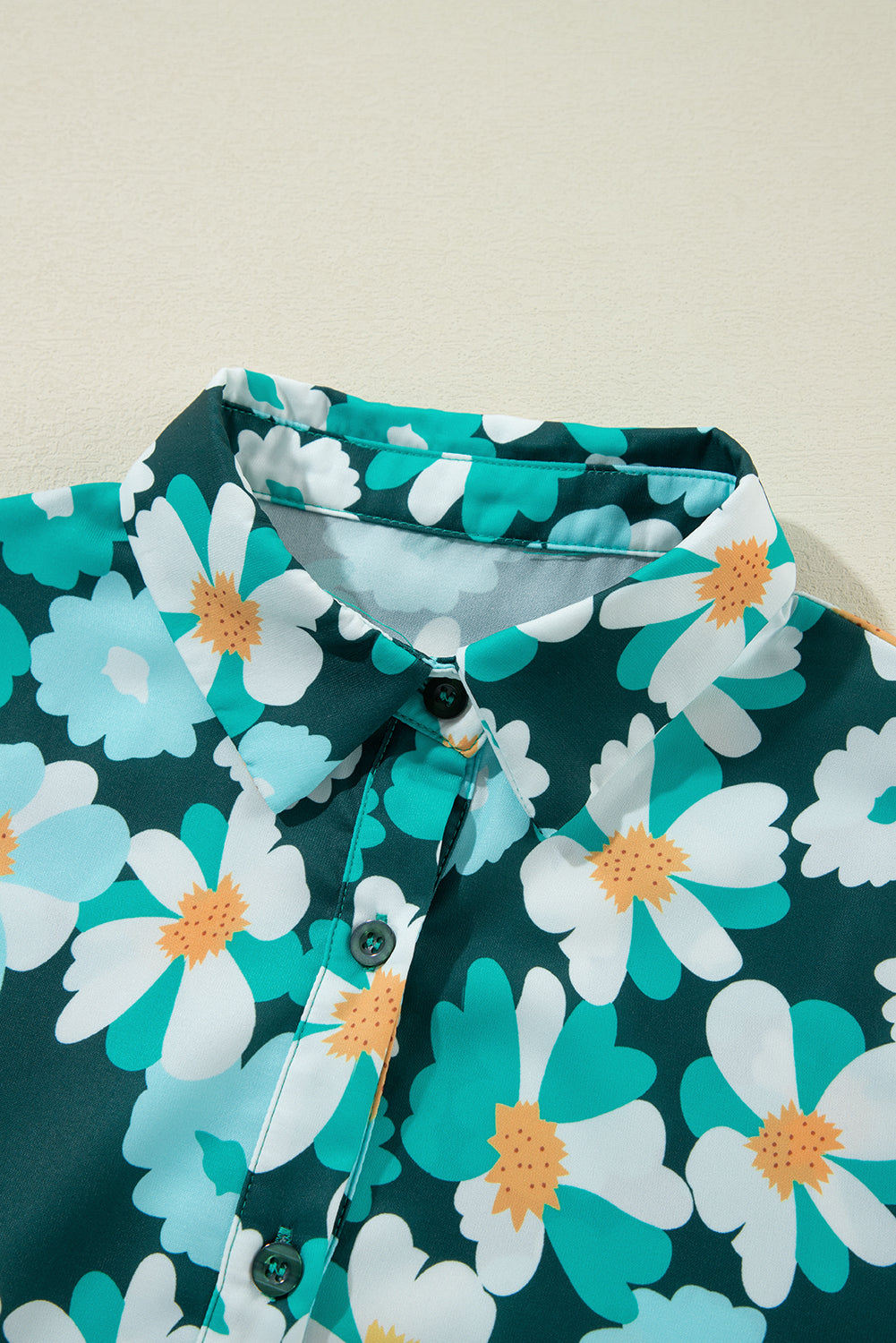 Grünes, gestuftes Hemdkleid mit langen Puffärmeln und Blumenmuster