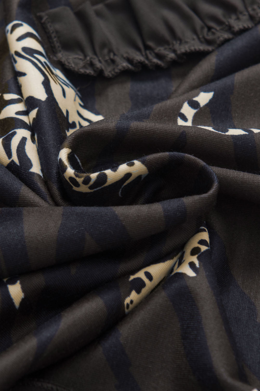 Schwarzes, stylisches Oberteil mit Rüschenärmeln und Animalprint
