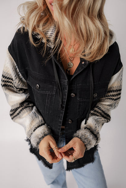 Schwarze Jeansjacke mit Kapuze und karierten Ärmeln und ausgefranstem Saum
