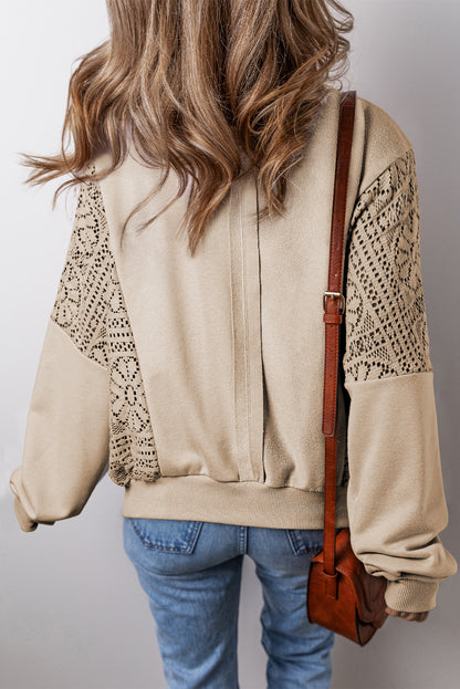 Sweatshirt mit geripptem Saum und sichtbaren Nähten aus Pergament-Strick und Häkelarbeit