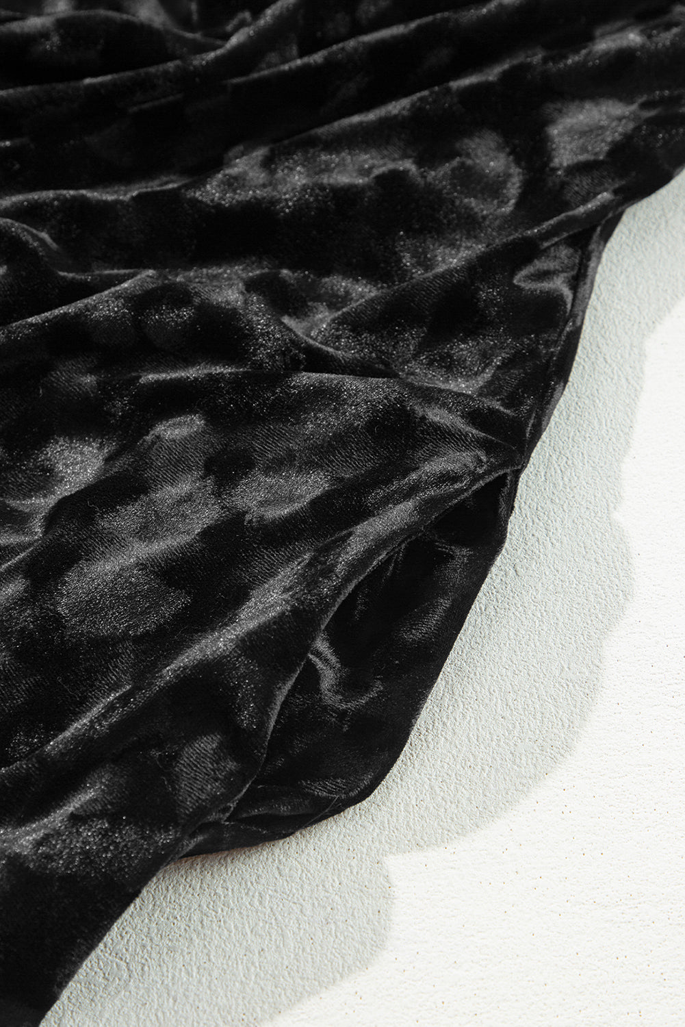 Schwarzes strukturiertes Minikleid aus Samt mit Ballonärmeln und V-Ausschnitt