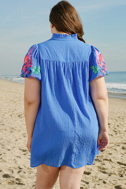 Himmelblaues Minikleid mit Gingham-Muster und Blumenstickerei in Übergröße