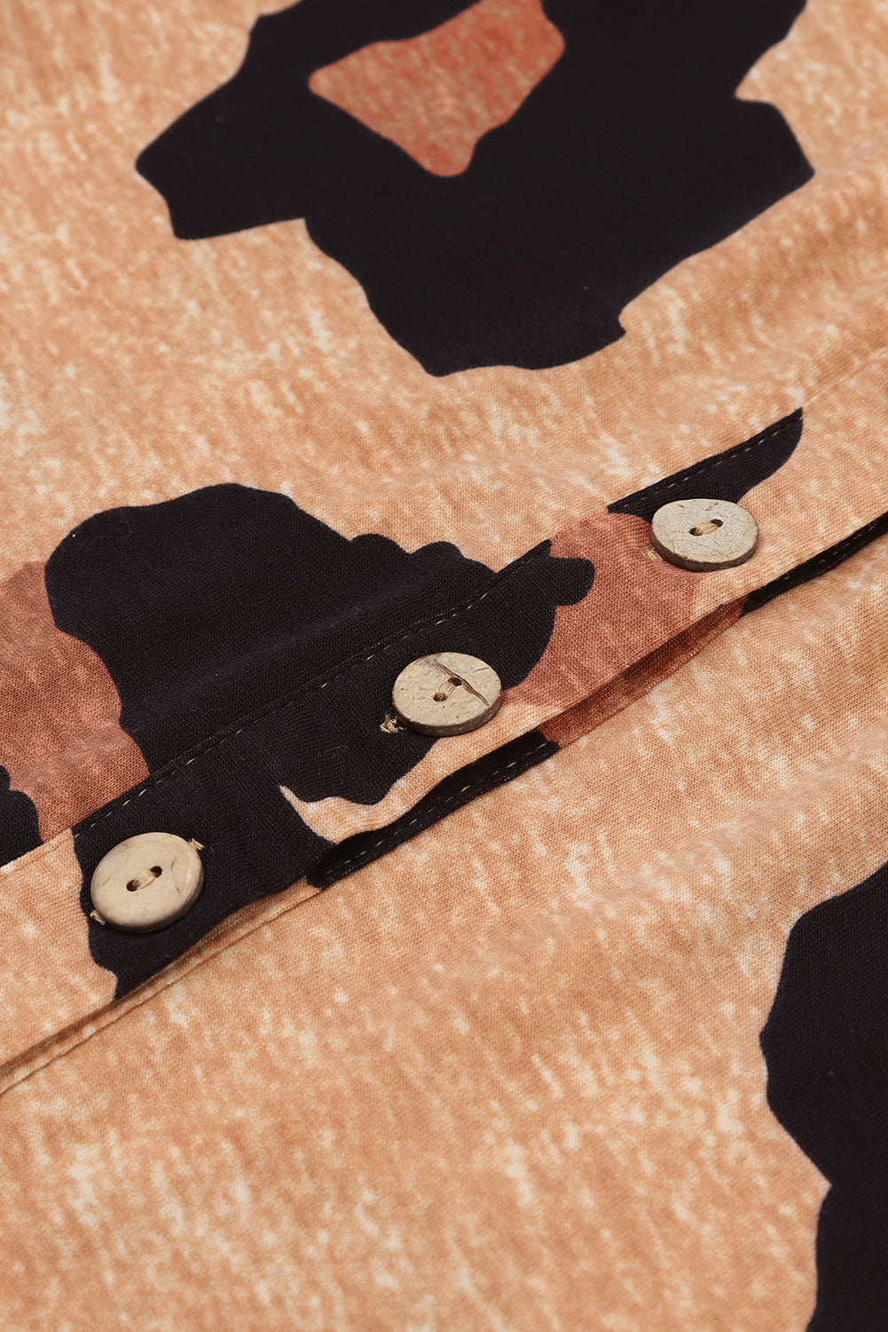 Lockeres Strickkleid mit Leopardenmuster und Knopfleiste vorne und Puffärmeln