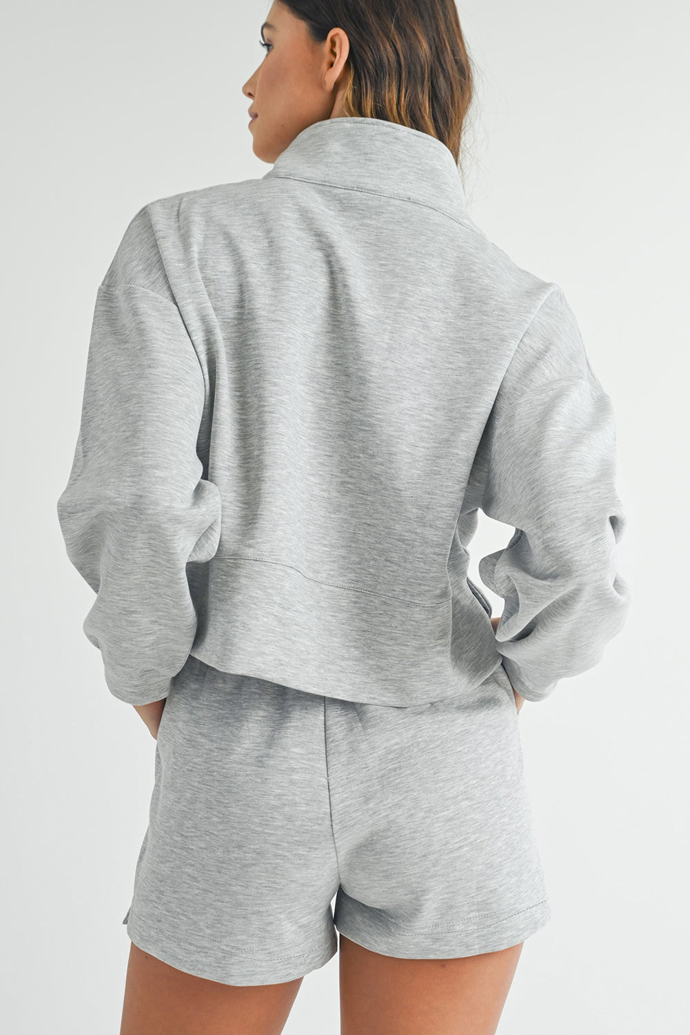 Hellgraues Set aus Sweatshirt und Shorts mit Stehkragen und Reißverschluss