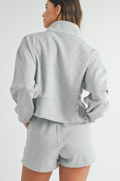 Hellgraues Set aus Sweatshirt und Shorts mit Stehkragen und Reißverschluss