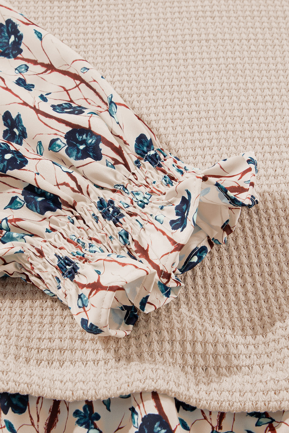 Beiges zweiteiliges Oberteil aus Kunststrick mit Patchwork-Blumenmuster in Übergröße