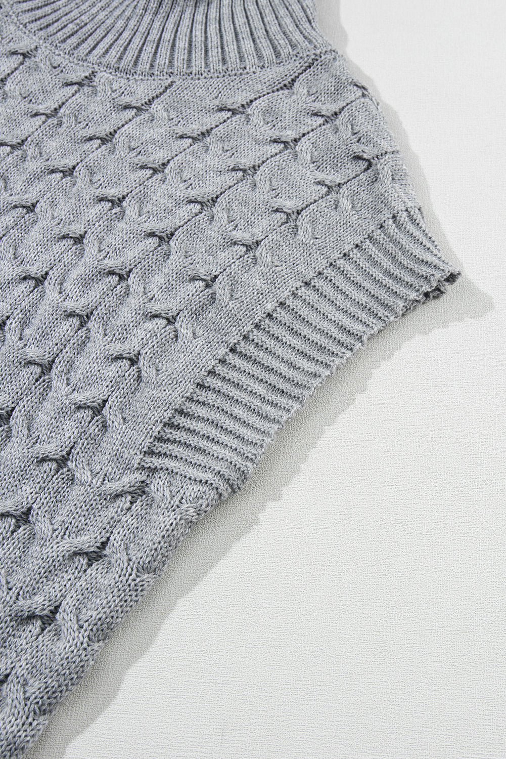 Mittelgrauer Rollkragenpullover mit Fledermausärmeln und Zopfmuster