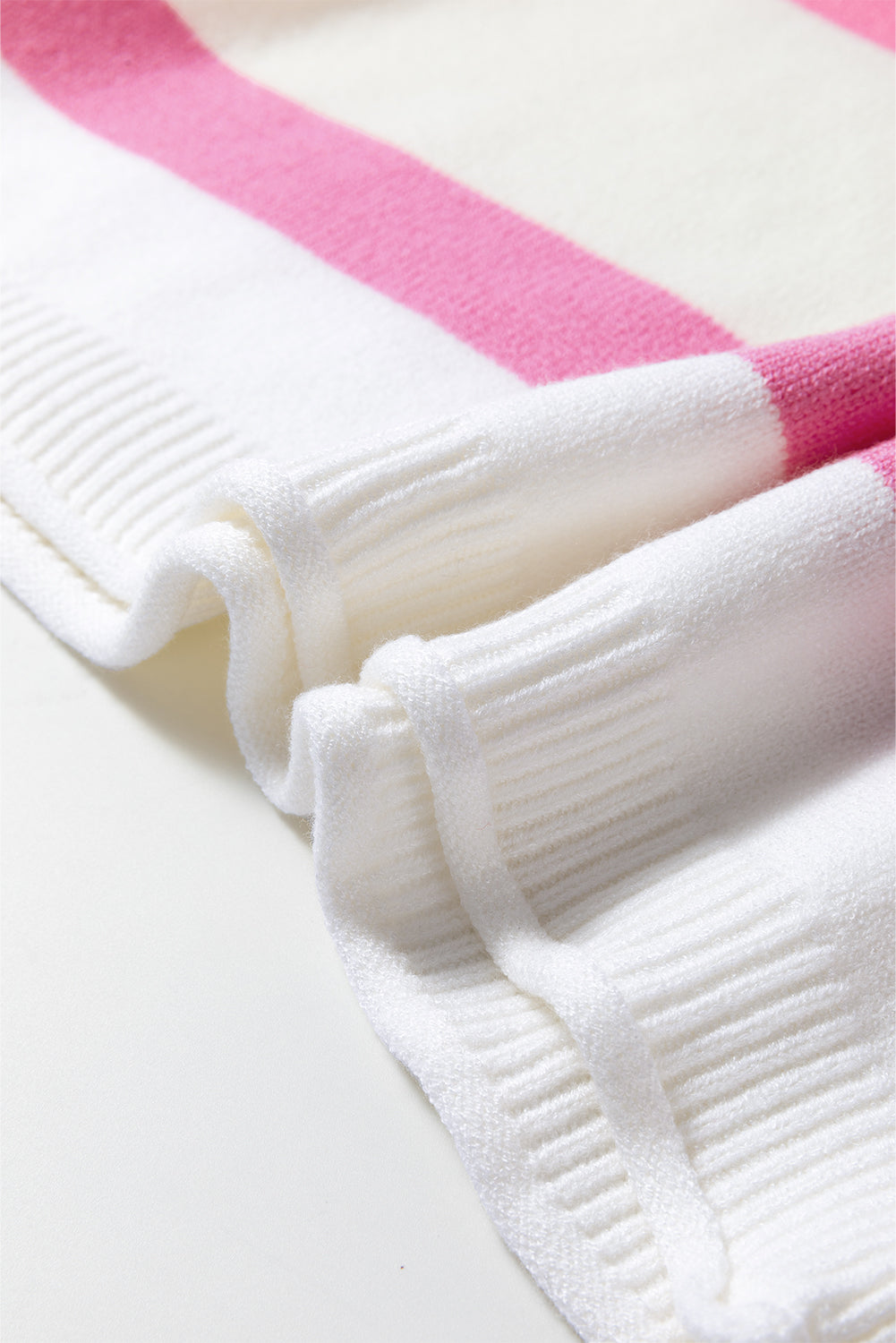 Leichtes Strickoberteil mit kurzen Ärmeln und rosa Streifen