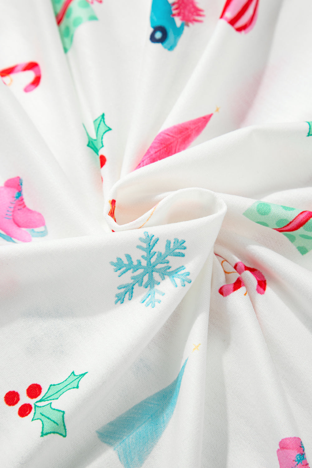 Weiße Nachtwäsche mit Revershemd und Hose mit Weihnachtsdruck