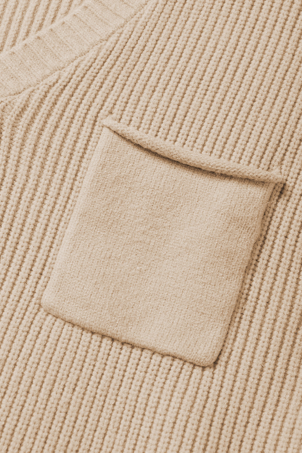 Aprikosenfarbener Pullover mit Brusttasche, V-Ausschnitt, gerippten Flügelärmeln