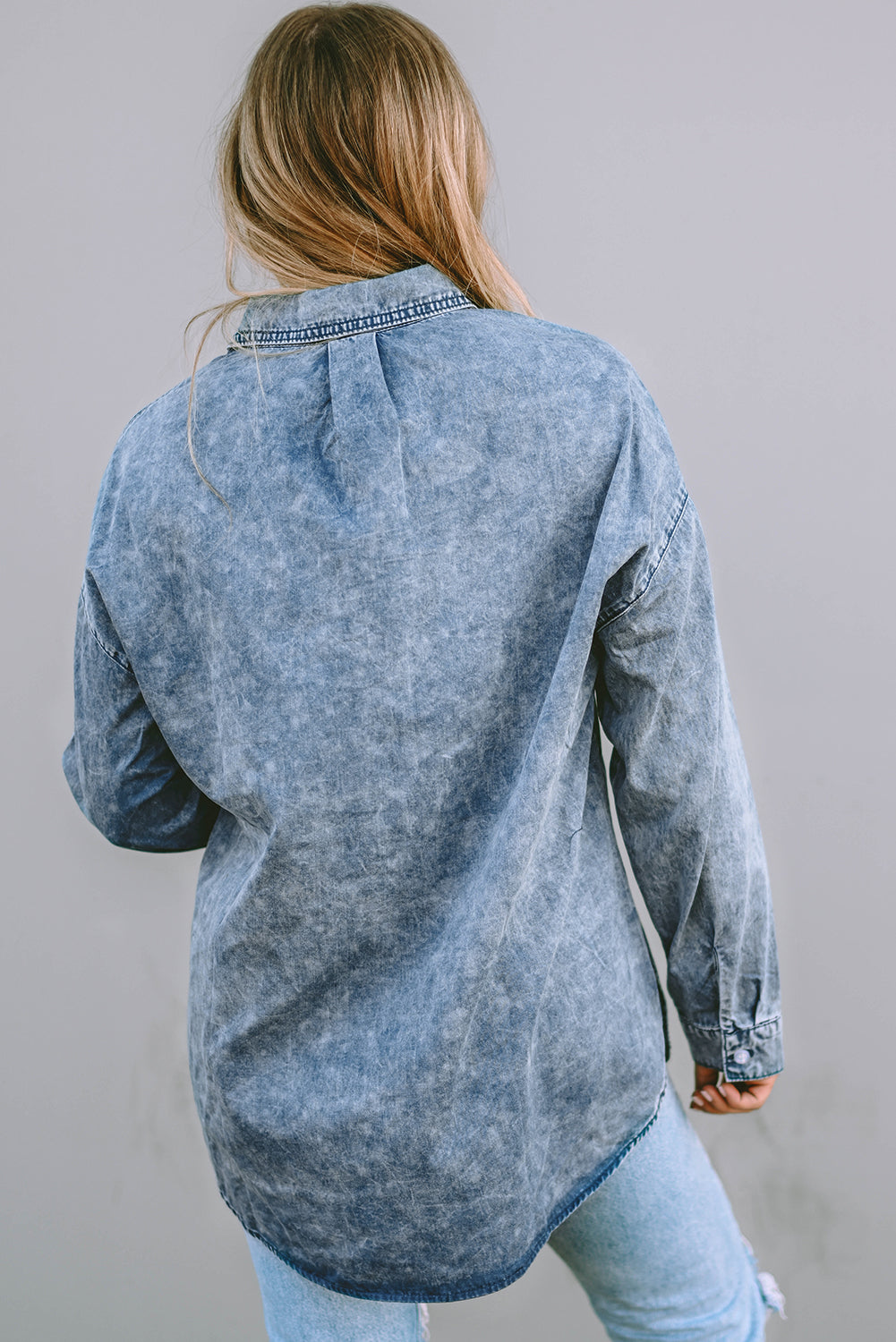 Himmelblaues Vintage-Jeanshemd mit verwaschener Brusttasche