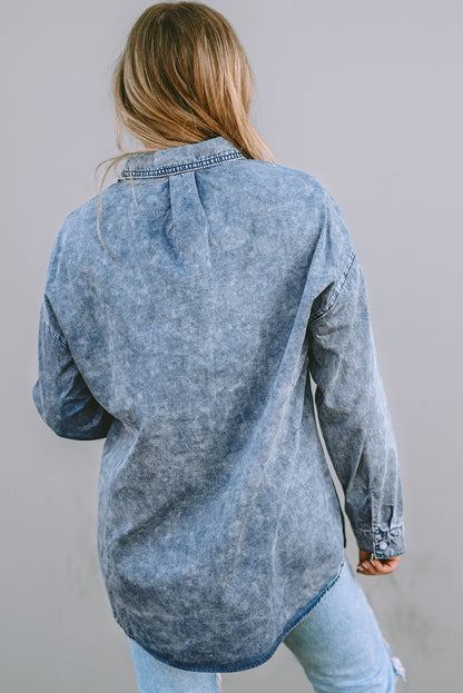 Himmelblaues Vintage-Jeanshemd mit verwaschener Brusttasche